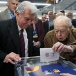 Joan Laporta, entre Aitana Bonmatí y Jordi Pujol en las elecciones del Barcelona