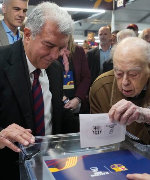 Joan Laporta, entre Aitana Bonmatí y Jordi Pujol en las elecciones del Barcelona