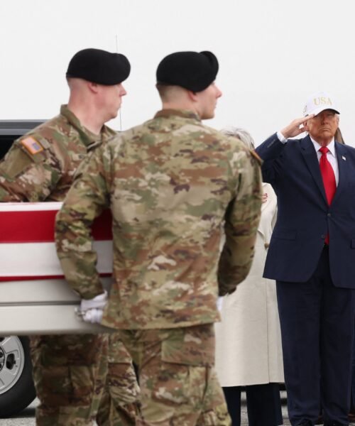Trump recibe los restos de los primeros militares estadounidenses muertos en la guerra de Irán