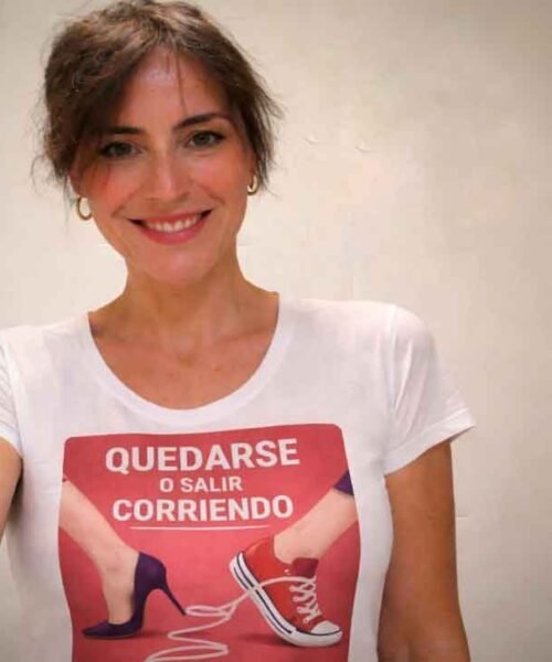 Raquel Martín, bajo el pseudónimo 3Positivos, presenta “Quedarse o salir corriendo”, una novela emocional sobre el amor, las heridas y la reconstrucción personal
