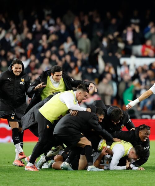 Mestalla vuelve a vivir una remontada memorable del Valencia ante el Alavés