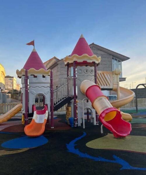 O Concello de Ribeira adxudica a renovación do parque infantil da rúa Castelao, en Aguiño