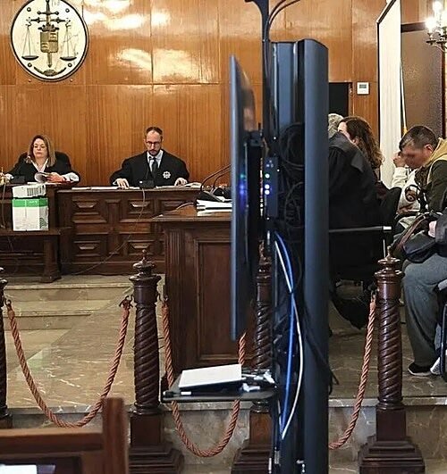 La acusada de arrojar a su bebé a un contenedor desaparece antes de conocer el veredicto