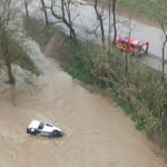 Los Bomberos buscan en Llinars a un conductor desaparecido, tras ser arrastrado su coche por el temporal