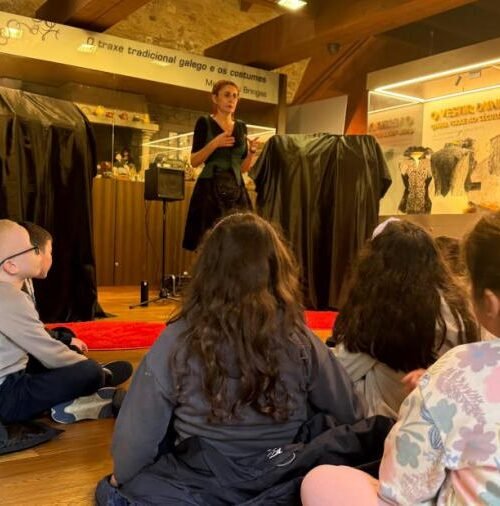Uns 150 escolares de Ribeira mergulláronse durante esta semana no mundo do traxe tradicional galego
