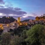 El pueblo más bonito de España está a menos de dos horas de Barcelona: está construido sobre un abismo y tiene casas de piedra