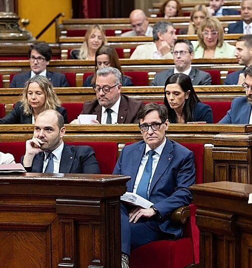El PSC impide que el Parlament «condene» y «rechace» los pitos al himno en presencia del Rey