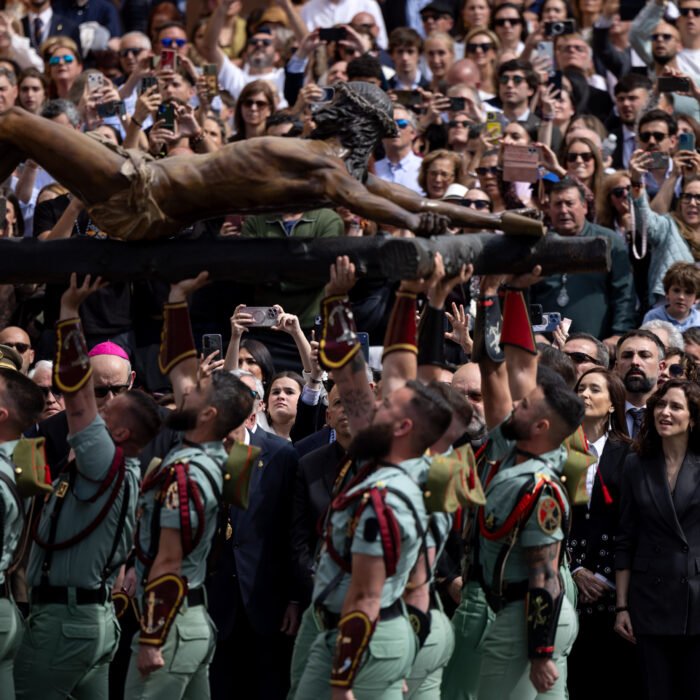 La Legión desfila entre aplausos y vítores: ¡Viva España! ¡Viva la Legión! ¡Viva el Cristo de la Buena Muerte!