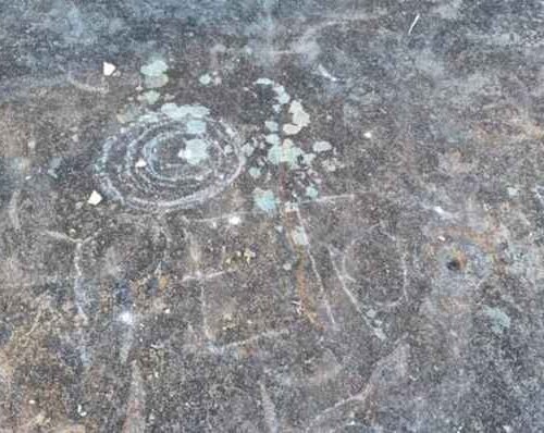 Acto vandálico no petróglifo de A Foxa Vella en Rianxo, un ben patrimonial protexido