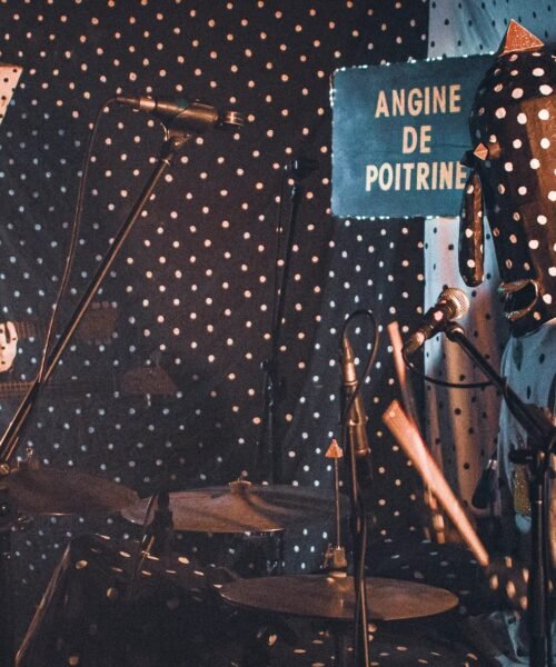 Identidad oculta, trajes de lunares y rock inclasificable: el extraño grupo que está en boca de todos