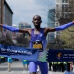 John Korir le regala un récord del circuito al Maratón de Boston, que cumple 130 ediciones