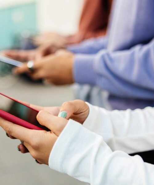 La generación alfa no llama, no escribe ‘emails’ y juega con la ortografía: “La regla es la pereza”