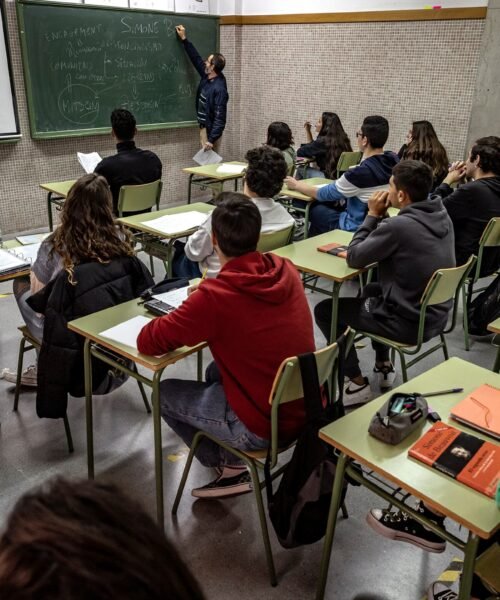 El primer protocolo nacional contra el acoso escolar prevé un registro de casos y perseguir los ‘deepfakes’ y otros abusos con IA