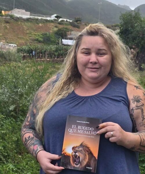 Carmen Sarabia Pérez transforma el dolor en fuerza con una obra que une la vida humana y la naturaleza salvaje