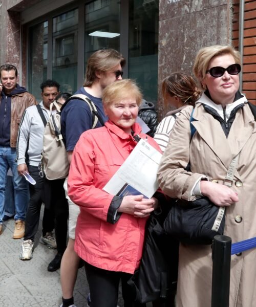 La regularización de migrantes recrudece la batalla política entre el Gobierno y la oposición