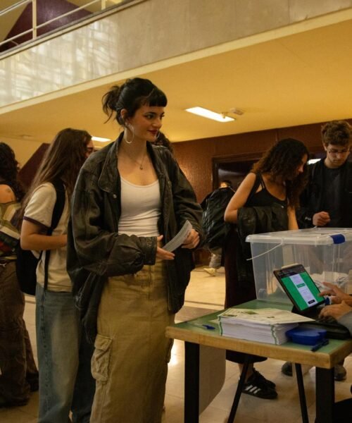 Miles de profesores y estudiantes de la Complutense simulan un “referéndum” para evidenciar que los recortes prosiguen
