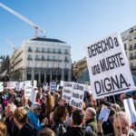 El Gobierno de Ayuso retrasa la aprobación del nuevo manual de eutanasia de Sanidad que busca agilizar los casos urgentes