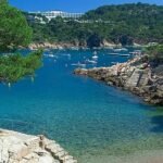 El pueblo de Cataluña con alma caribeña que tienes que visitar: casonas indianas del siglo XIX y calas de aguas turquesas