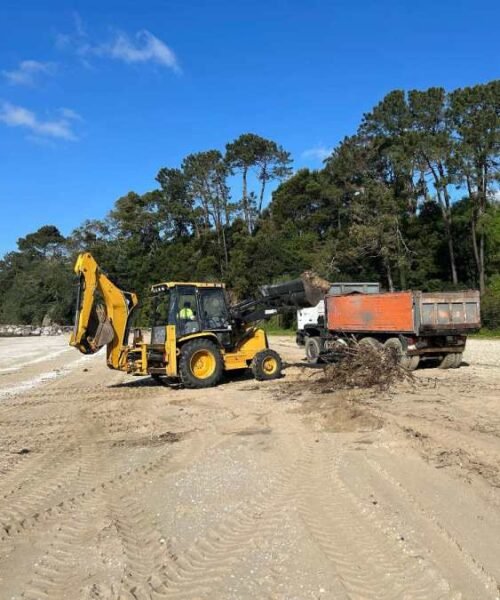Rianxo pon a punto as súas praias logo dos estragos dos temporais
