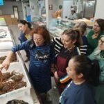 O alumnado do curso de cociña colectiva do Programa Integrado de Emprego de Ribeira recibe formación de PescadeRías