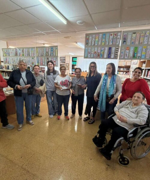 AGADEA entregou á Biblioteca Municipal de Ribeira marcapáxinas artesanais