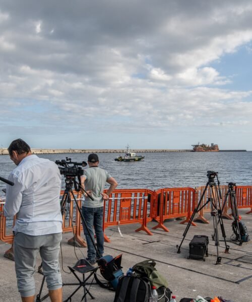 El mundo, pendiente de un puerto en Tenerife al que llega el crucero del brote de hantavirus: “No son pacientes ni son casos, son personas”