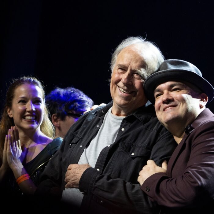 Serrat reaparece en el homenaje de Jofre Bardagí en Barcelona y dedica ‘Una mujer desnuda y en lo oscuro’ a Tania Doris