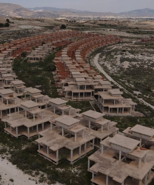 100.000 viviendas a medias duermen abandonadas desde la crisis en urbanizaciones fantasma