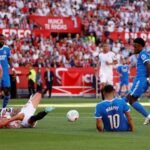 Vinicius despierta al Madrid y el Sevilla se salva pese a la derrota