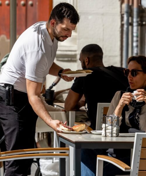 La doble realidad del empleo en el turismo: récord de contrataciones, máximos de precariedad