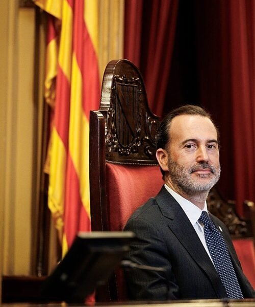 La Justicia niega al presidente del Parlament su intención de prohibir la bandera LGTBI