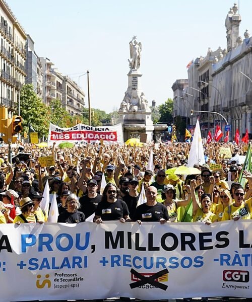 Miles de docentes se manifiestan en Barcelona horas antes del encuentro con Educación que podría desbloquear el conflicto