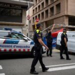 Una operación policial conjunta en Barcelona permite detener a 13 personas vinculadas a la posesión de drogas y tenencia de armas blancas