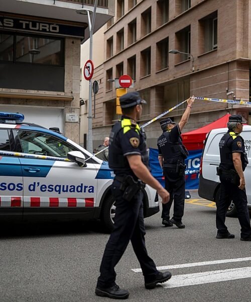 Una operación policial conjunta en Barcelona permite detener a 13 personas vinculadas a la posesión de drogas y tenencia de armas blancas