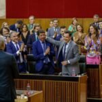 Un verano pegado al teléfono: Juanma Moreno dispone en principio hasta finales de agosto para sacar adelante su investidura