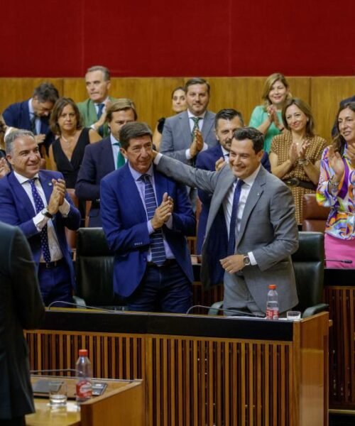 Un verano pegado al teléfono: Juanma Moreno dispone en principio hasta finales de agosto para sacar adelante su investidura