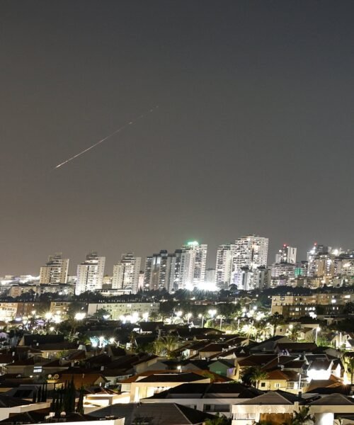 Irán dispara misiles contra Israel por primera vez desde el alto el fuego, tras bombardear Netanyahu los suburbios de Beirut