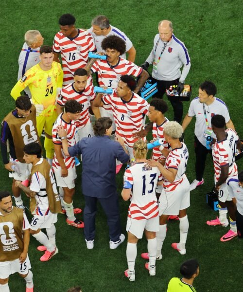 “Y aquí termina el primer cuarto”: las pausas de hidratación en el Mundial cambian el fútbol e indignan a los aficionados
