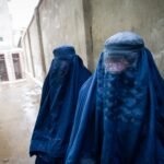 Los talibanes detienen a decenas de mujeres en Afganistán por violar sus reglas de vestimenta