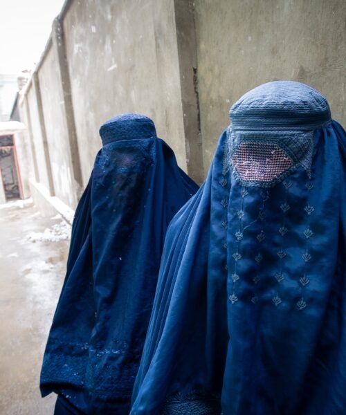 Los talibanes detienen a decenas de mujeres en Afganistán por violar sus reglas de vestimenta