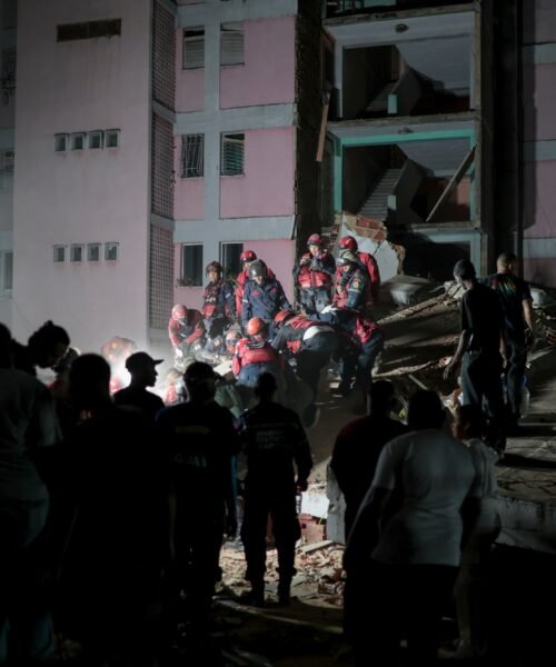 En el epicentro del terremoto de Venezuela: “Una máquina, por favor. Necesito a mi hermana que está ahí abajo”