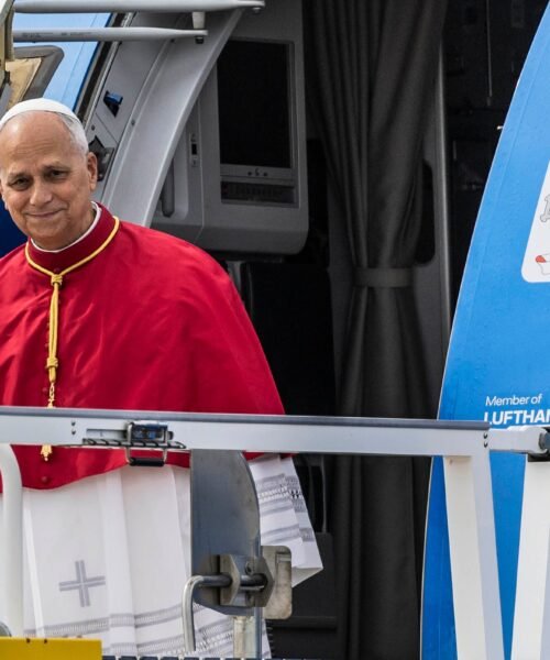 El Papa confiesa, durante su vuelo a España, que es del Real Madrid