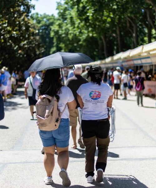 La Feria del Libro mantiene su pulso en una jornada marcada por la misa del Papa