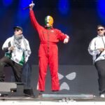 El rap furioso de Kneecap: “Lo que nos conecta con el público es la lucha compartida, la unidad con pueblos oprimidos”