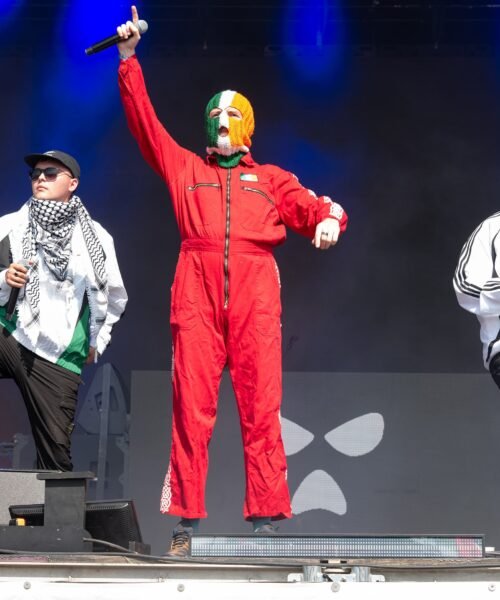 El rap furioso de Kneecap: “Lo que nos conecta con el público es la lucha compartida, la unidad con pueblos oprimidos”