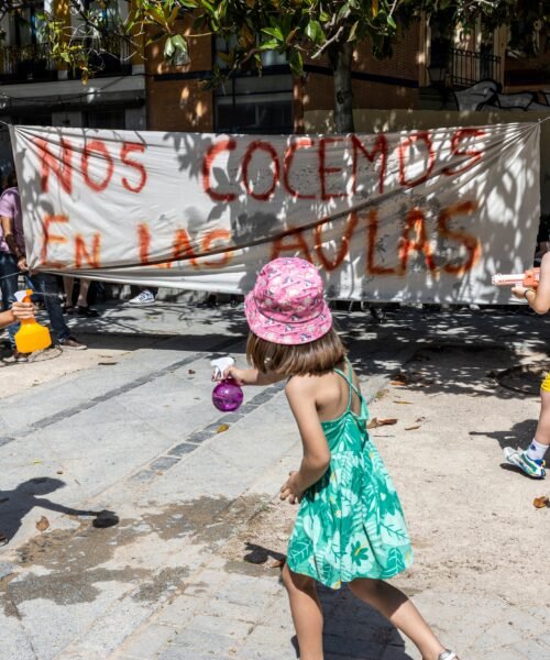 El calor extremo en las aulas obliga a las familias a pagar apaños ante la falta de soluciones: “Solo el 1% de los colegios públicos está climatizado”
