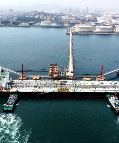 El barril de petróleo repunta tras el ataque de Irán a Israel