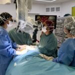 Cirugía del alzhéimer: una técnica experimental trata de ralentizar en el quirófano el deterioro cognitivo