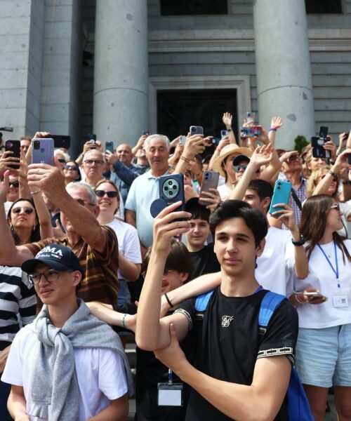 “¡Ay, el Papa va vestido de Papa!”: dos horas de espera para ver por unos segundos a León XIV