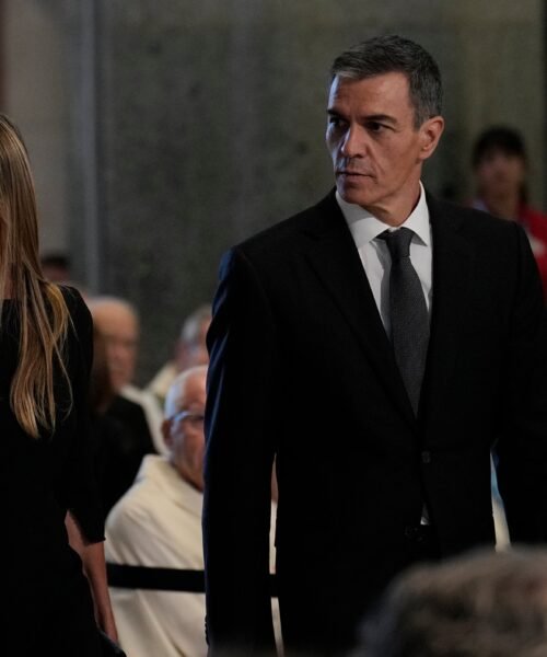 Peinado abre juicio oral a Begoña Gómez y le retira el pasaporte